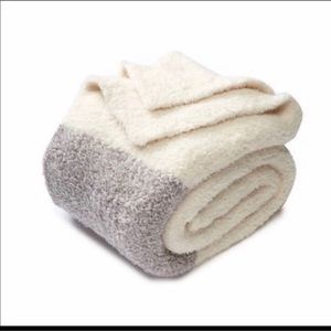 Barefoot dreams cozychic blanket